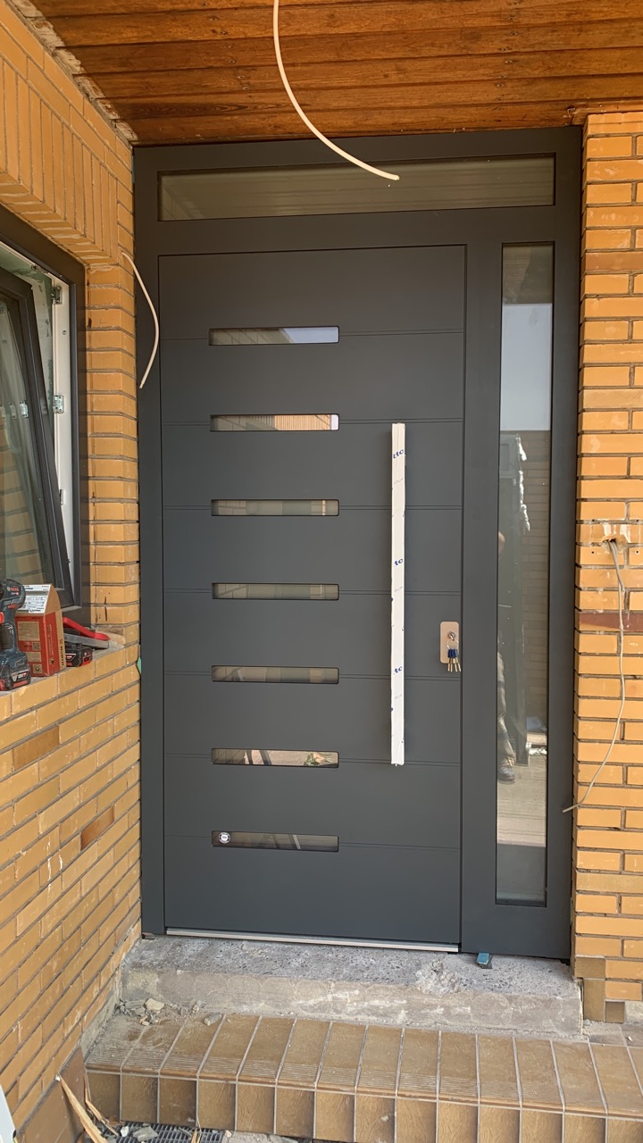 Hier ist eine Tür zu sehen die neu eingebaut wurde sie ist Schwarz